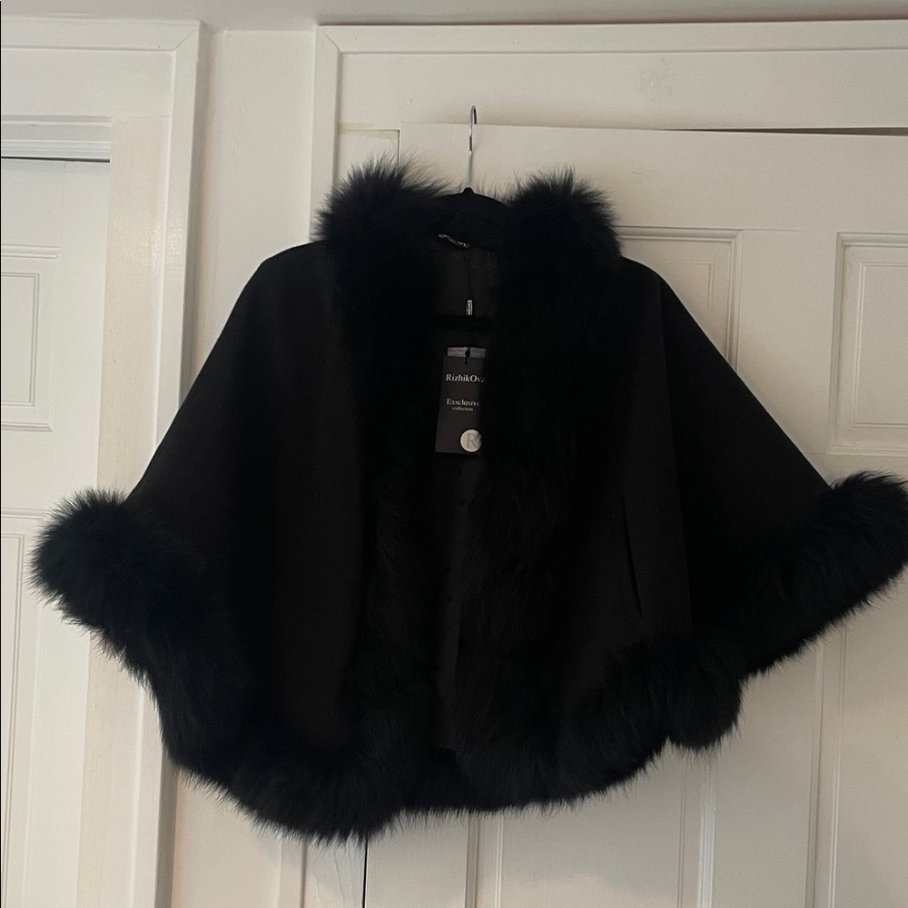 Elegant Black Fur Trim Cape